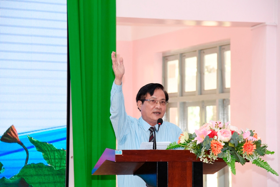 TS Lương Thanh Tân - Phó Hiệu trưởng phụ trách Trường ĐH Đồng Tháp, phát động phong trào học ngoại ngữ trong nhà trường.