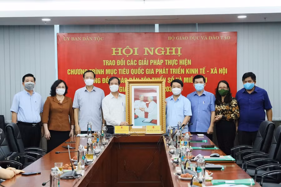 Lãnh đạo Bộ GD&amp;ĐT, lãnh đạo Ủy ban Dân tộc trao - tặng quà lưu niệm.