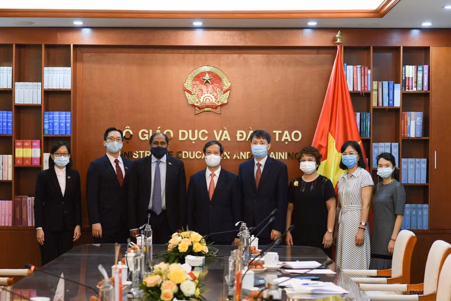 Bộ trưởng Bộ GD&ĐT Nguyễn Kim Sơn và Đại sứ Jaya Ratnam cùng thành viên hai đoàn trong buổi tiếp xã giao.