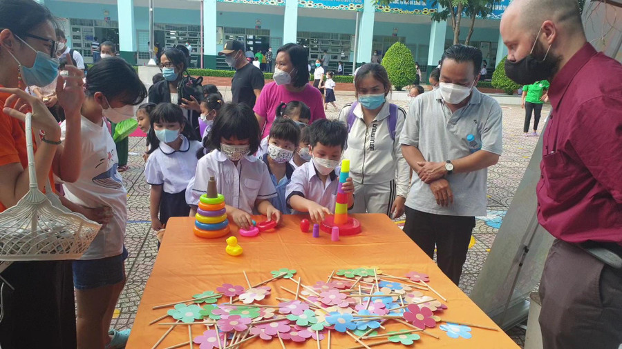 Từ ngày 24/10, học sinh Trường Tiểu học Nguyễn Thị Định chính thức vào học từ lúc 7 giờ 45. Từ ngày 24/10, học sinh Trường Tiểu học Nguyễn Thị Định chính thức vào học từ lúc 7 giờ 45.