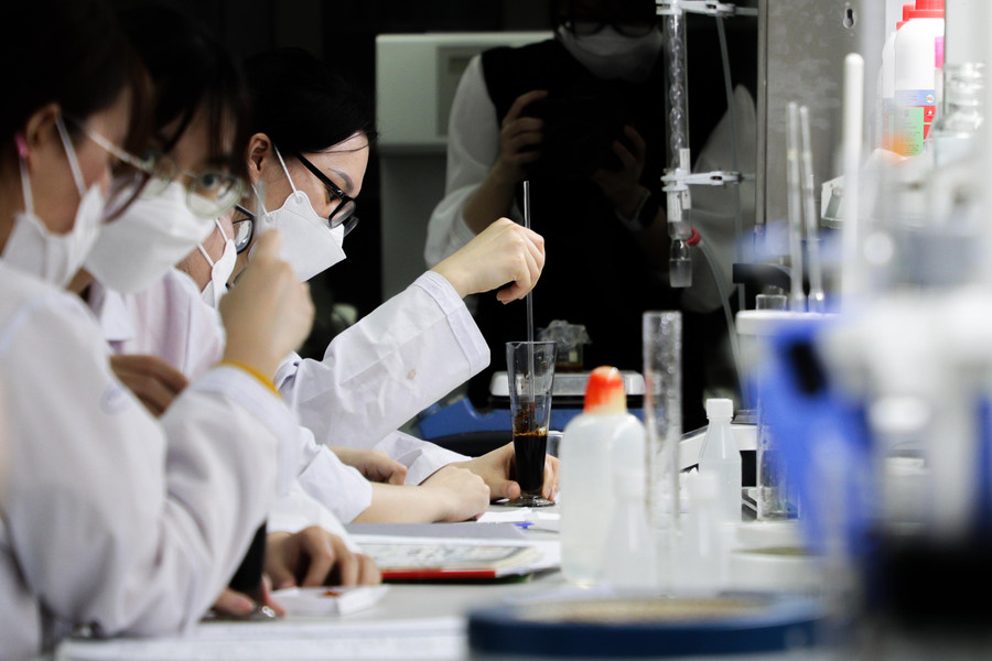 Sinh viên ĐH Quốc gia Hà Nội nghiên cứu khoa học.