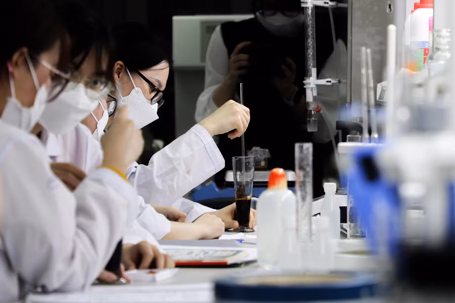 Sinh viên ĐH Quốc gia Hà Nội nghiên cứu khoa học.