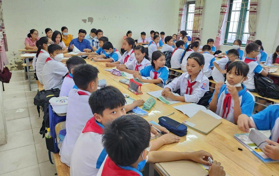 Thầy trò Trường THCS Thụy Trường trong giờ học. Thầy trò Trường THCS Thụy Trường trong giờ học.