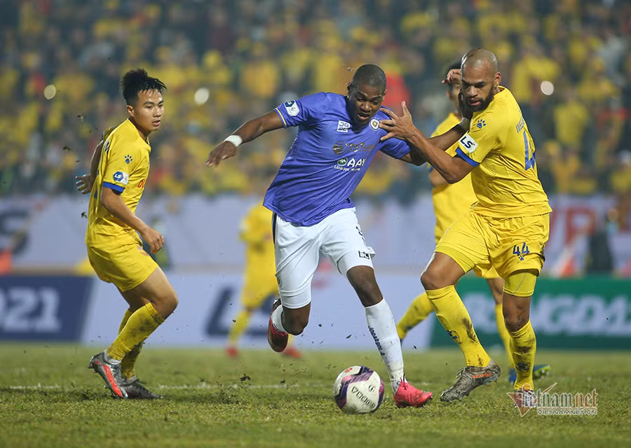 Hà Nội (áo xanh) quyết trở lại sau 2 vòng đấu "thảm hoạ".