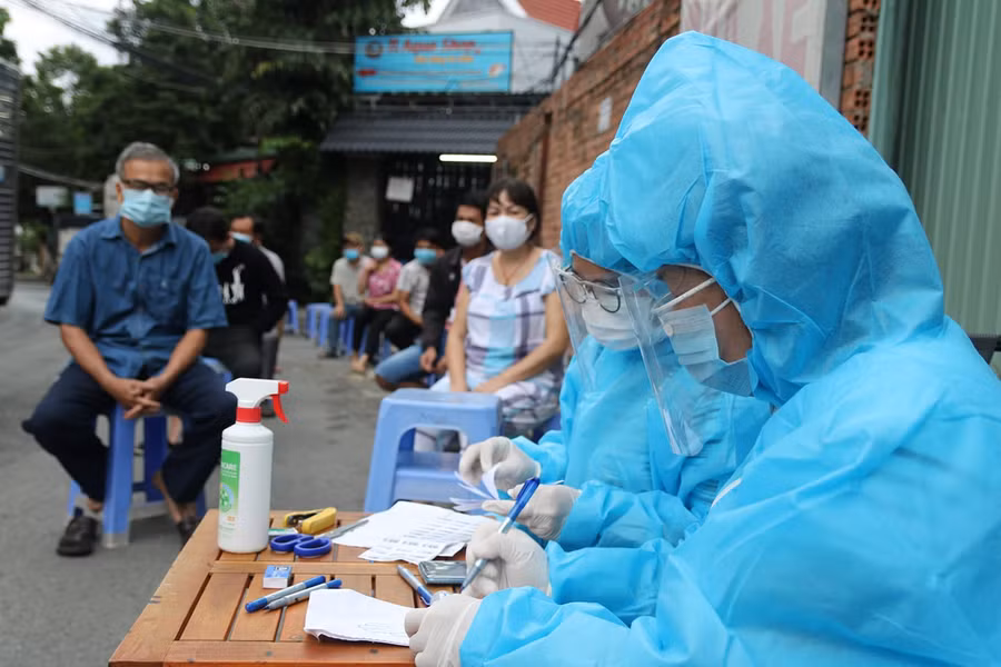 Lấy mẫu tầm soát SARS-CoV-2 tại TP.HCM. Ảnh: HCDC