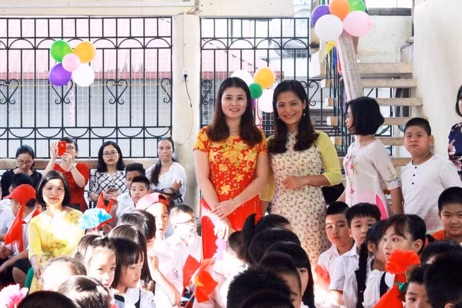 Cô và trò trường Tiểu học Bình Minh. Ảnh INT