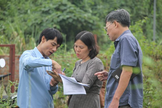 Trung tâm Kiểm soát bệnh tật TP Hà Nội lấy mẫu nước tại khu vực nhiễm dầu Trung tâm Kiểm soát bệnh tật TP Hà Nội lấy mẫu nước tại khu vực nhiễm dầu