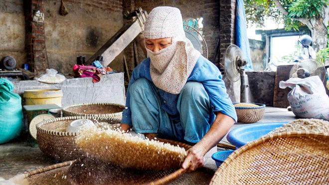 Những công đoạn sàng, sẩy để cho ra mẻ cốm ngon.