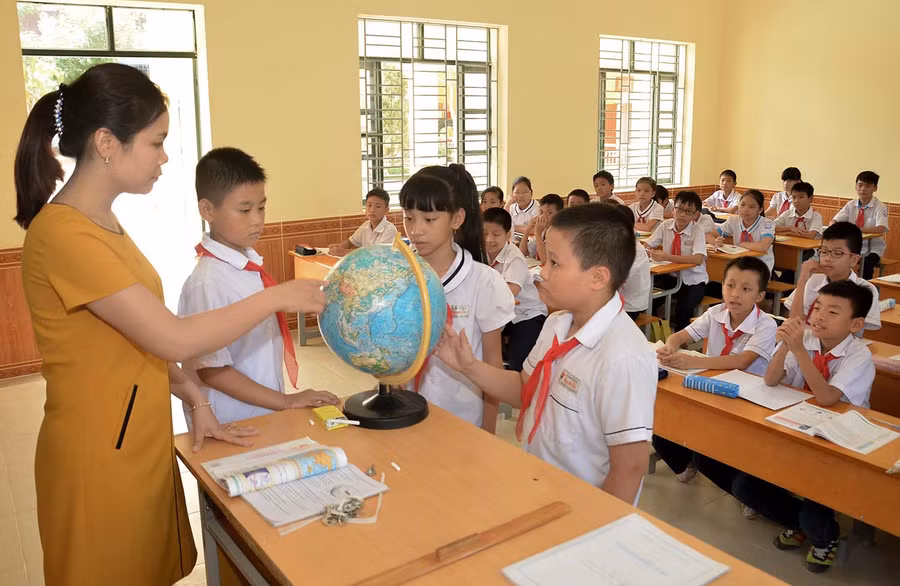 Áp lực trong công việc không nhỏ đối với giáo viên. Ảnh: Quý Trung