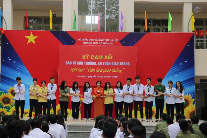 Cô giáo Nguyễn Thị Lan Phương cùng HS. Ảnh nhân vật cung cấp Cô giáo Nguyễn Thị Lan Phương cùng HS. Ảnh nhân vật cung cấp