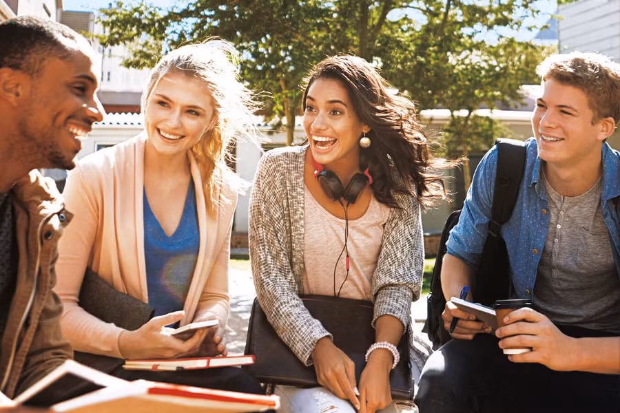 Làm bạn với sinh viên bản địa là giải pháp tích cực, giúp bạn nhanh chóng hòa nhập môi trường mới. Ảnh: el