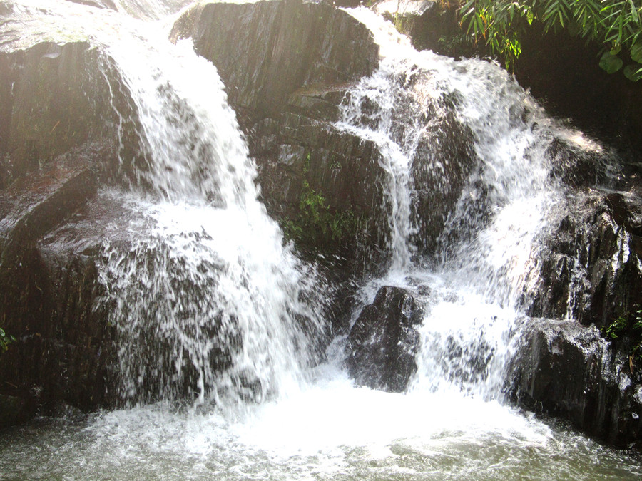 Thác nước chảy từ sông Bứa tuyệt đẹp.