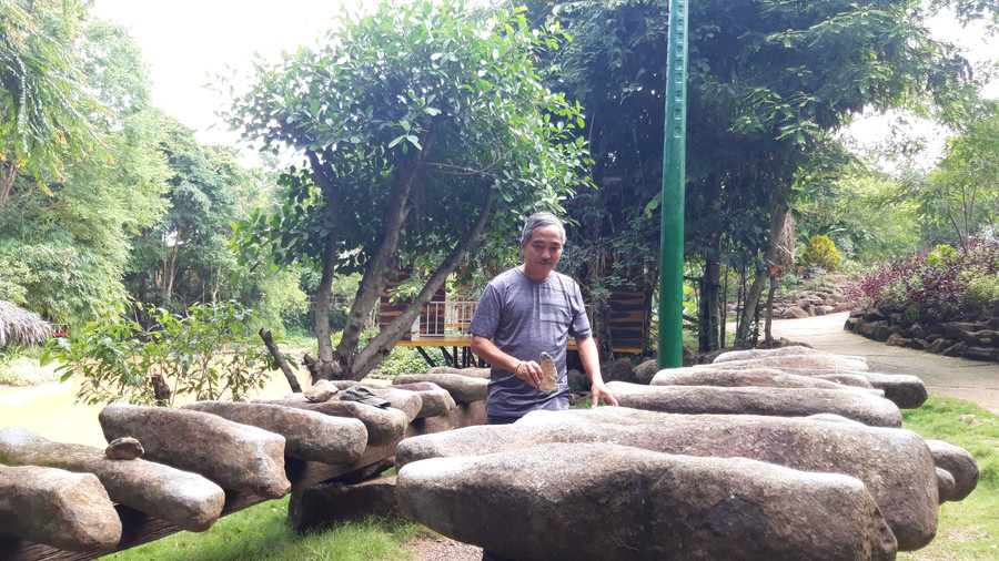 Dàn chiêng đá cổ xưa nguyên bản nhiều thanh nhất mà ông Hưng sưu tập được. Ảnh: T.G Dàn chiêng đá cổ xưa nguyên bản nhiều thanh nhất mà ông Hưng sưu tập được. Ảnh: T.G