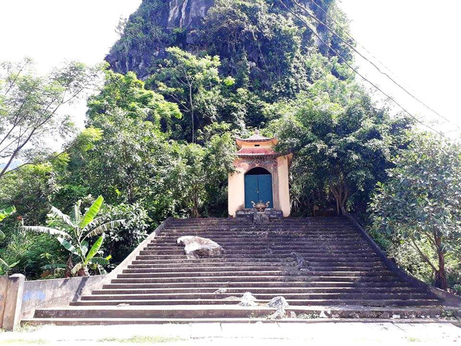 Miếu thờ nàng Cúc, người mang hạt lúa cho bản Mường. Miếu thờ nàng Cúc, người mang hạt lúa cho bản Mường.