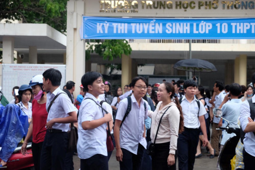 Thí sinh dự thi tại điểm thi trường THPT Phan Châu Trinh (Đà Nẵng) kết thúc môn thi Ngữ văn. Ảnh: Hà Nguyên Thí sinh dự thi tại điểm thi trường THPT Phan Châu Trinh (Đà Nẵng) kết thúc môn thi Ngữ văn. Ảnh: Hà Nguyên