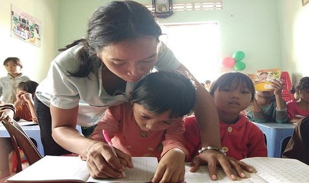 Cô giáo Rmah H’Blao. Cô giáo Rmah H’Blao.