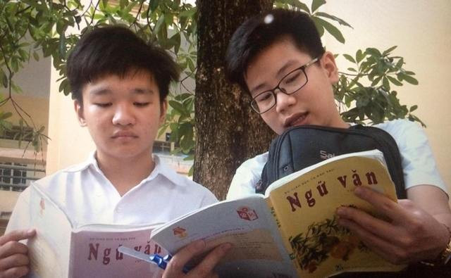 Thí sinh dự thi tại điểm trường THPT Việt Đức tranh thủ ôn bài trước giờ thi. Năm nay, điểm thi Việt Đức có 20 phòng thi, mỗi phòng thi 24 thí sinh theo đúng quy định