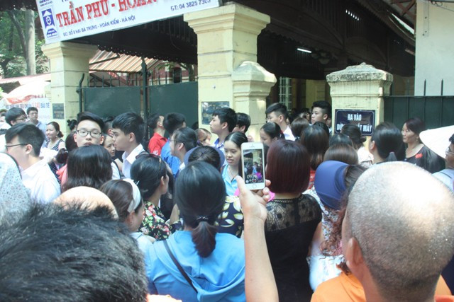 Phụ huynh chen lấn đón thí sinh ngoài cổng trường thi Phụ huynh chen lấn đón thí sinh ngoài cổng trường thi