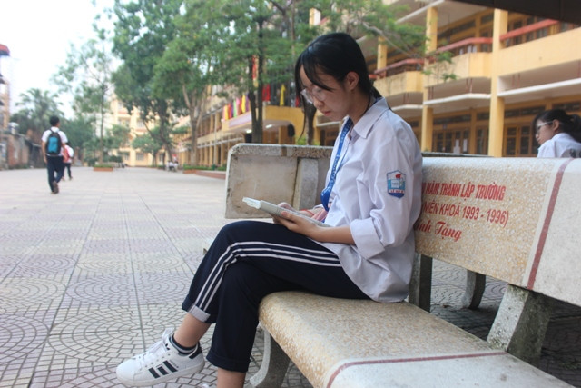 Thí sinh dự thi tại điểm thi THPT Quang Trung (Hà Đông) đến rất sớm để ôn bài. Ông Nguyễn Tiến Đạt (Trưởng điểm thi điểm trường THPT Quang Trung, Hà Đông, Hà Nội) cho biết: Năm nay, có 456 thí sinh dự thi tại điểm thi THPT Quang Trung. Những thí sinh này chủ yếu đến từ các trường THCS tại quận Hà Đông, ngoài ra còn có một số trường THCS ở Thanh Oai, Chương Mỹ. Sáng nay, công tác phục vụ cho kỳ thi diễn ra theo đúng quy trình, lực lượng an ninh thắt chặt đảm bảo kỳ thi được diễn ra an toàn, thành công.