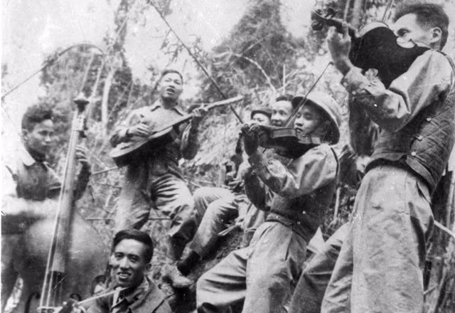 Các nhạc sĩ đang biểu diễn trong thời kỳ kháng chiến chông Pháp