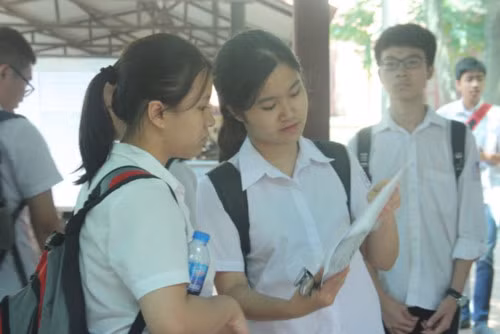 Thí sinh Hà Nội sau giờ thi Ngữ văn sáng 7/6