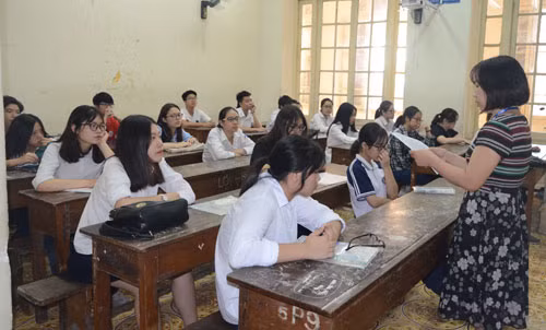 Các thí sinh học quy chế thi tại điểm thi Trường THPT Trần Phú - Hoàn Kiếm. Ảnh: Hà Nội mới