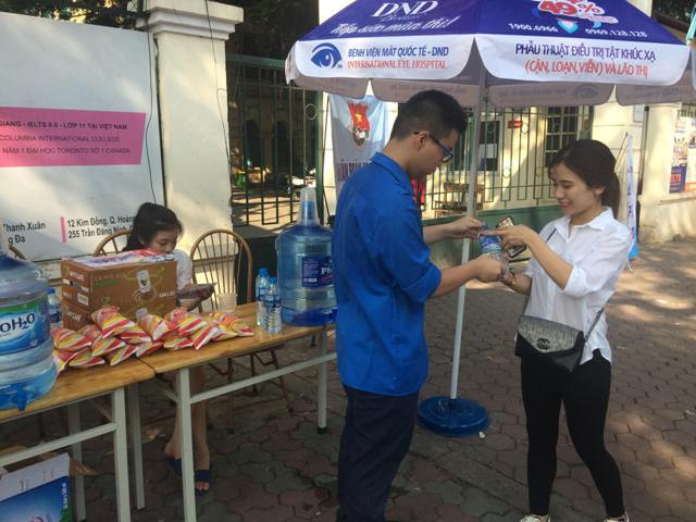 Rất nhiều điểm trường thi có lực lượng thanh niên tình nguyện, hỗ trợ miễn phí nước uống, bánh ngọt, thậm chí cả cà phê. Lê Thị Linh làm công tác tình nguyện tại điểm thi THPT Việt Đức cho biết, không khí trường thi không quá căng thẳng, một phần vì thời tiết khá mát mẻ