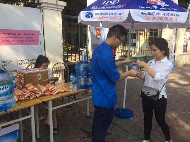 Rất nhiều điểm trường thi có lực lượng thanh niên tình nguyện, hỗ trợ miễn phí nước uống, bánh ngọt, thậm chí cả cà phê. Lê Thị Linh làm công tác tình nguyện tại điểm thi THPT Việt Đức cho biết, không khí trường thi không quá căng thẳng, một phần vì thời tiết khá mát mẻ Rất nhiều điểm trường thi có lực lượng thanh niên tình nguyện, hỗ trợ miễn phí nước uống, bánh ngọt, thậm chí cả cà phê. Lê Thị Linh làm công tác tình nguyện tại điểm thi THPT Việt Đức cho biết, không khí trường thi không quá căng thẳng, một phần vì thời tiết khá mát mẻ