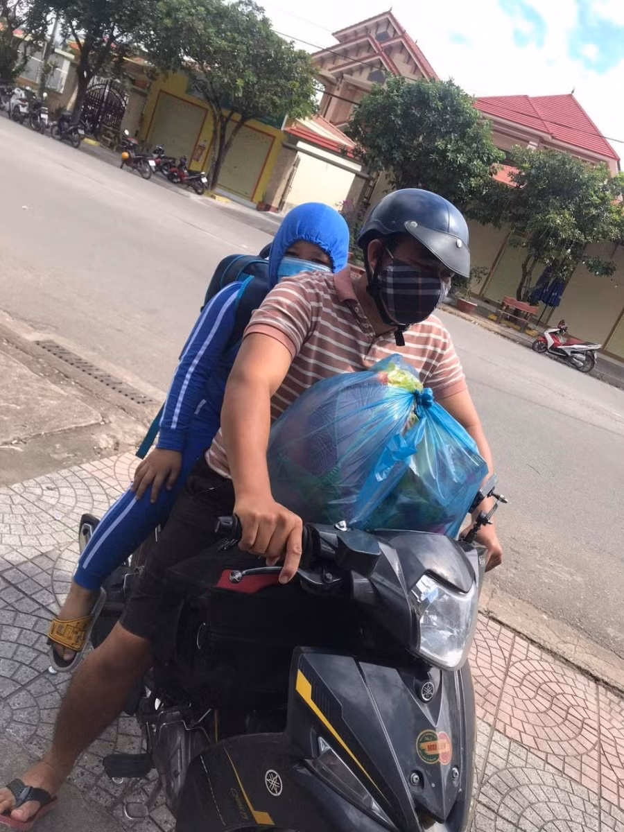 Anh Trần Trọng Lực đưa con đến trường cách ly tập trung