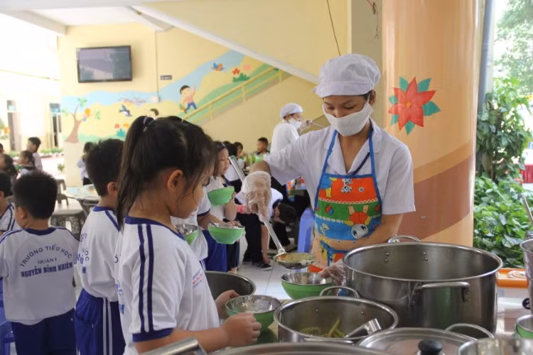 HS Trường Tiểu học Nguyễn Bỉnh Khiêm trong giờ ăn. Ảnh: P.Nga