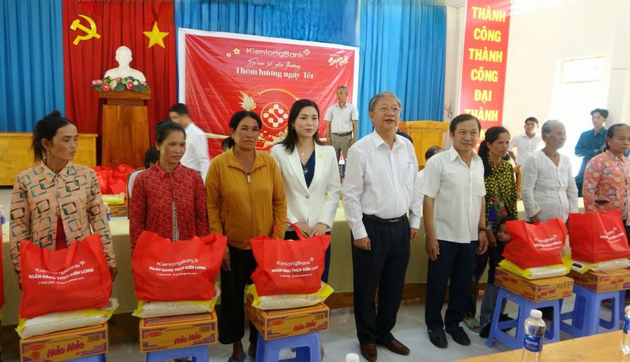Huyện miền núi Tri Tôn (An Giang) vận động trao tặng trên 17.000 phần quà cho những hộ khó khăn vui Xuân, đón Tết.