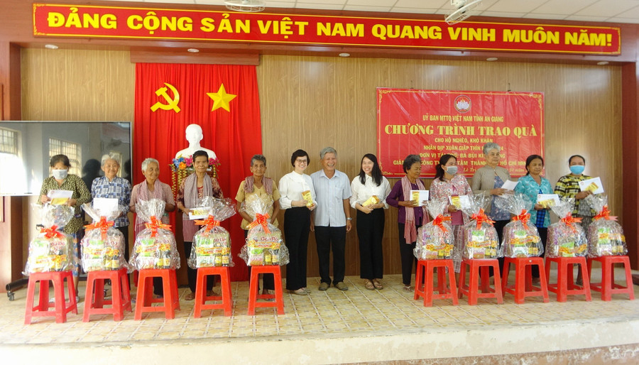 Mạnh thường quân trao quà Tết cho các hộ khó khăn.