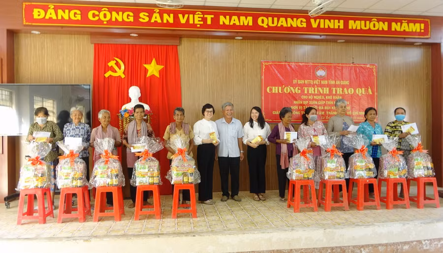 Mạnh thường quân trao quà Tết cho các hộ khó khăn.