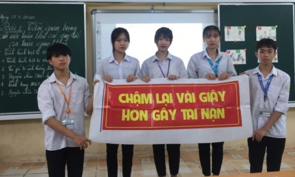 Tiết sinh hoạt cuối tuần chủ đề “Giáo dục an toàn khi tham gia giao thông” của HS Trường THPT Ân Thi. Tiết sinh hoạt cuối tuần chủ đề “Giáo dục an toàn khi tham gia giao thông” của HS Trường THPT Ân Thi.
