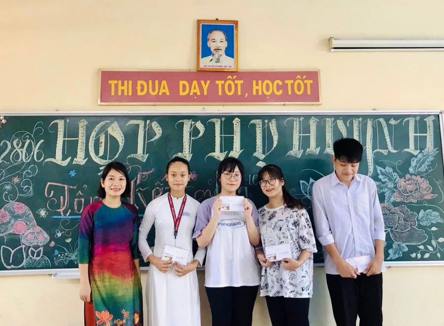 Cô giáo chủ nhiệm Vũ Thị Anh trao khen thưởng cuối năm học 2019-2020 cho ban cán sự lớp.