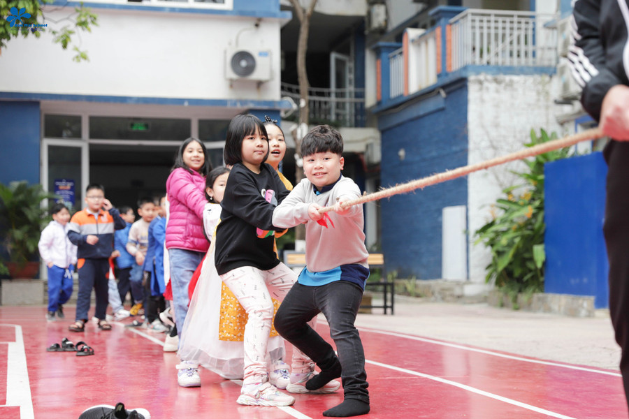 Trước nghỉ Tết, các hoạt động ngoại khóa được nhiều trường tổ chức gắn với Tết cổ truyền. Trước nghỉ Tết, các hoạt động ngoại khóa được nhiều trường tổ chức gắn với Tết cổ truyền.