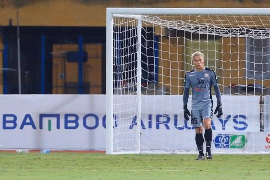 Trái với “phong độ ngoài sân cỏ” chuyên môn của Bùi Tiến Dũng đang tụt dốc không phanh.