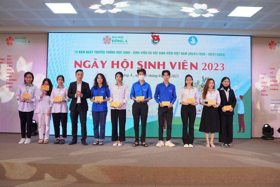 Trường ĐH Đông Á trao vé xe cho sinh viên về quê đón Tết 2023.