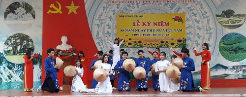 Tiết mục văn nghệ chào mừng của các em học sinh Tiết mục văn nghệ chào mừng của các em học sinh