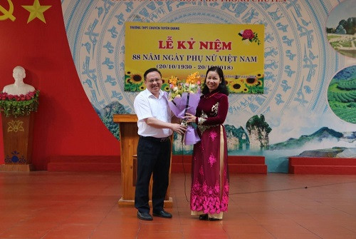 Ông Vũ Đình Thuận - Bí thư Đảng ủy, Hiệu trưởng nhà trường - tặng hoa chúc mừng đồng nghiệp nữ Ông Vũ Đình Thuận - Bí thư Đảng ủy, Hiệu trưởng nhà trường - tặng hoa chúc mừng đồng nghiệp nữ