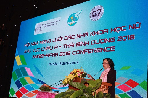 GS.TSKH Phạm Thị Trân Châu - Chủ tịch Hội Nữ Trí thức Việt Nam phát biểu bế mạc Hội nghị