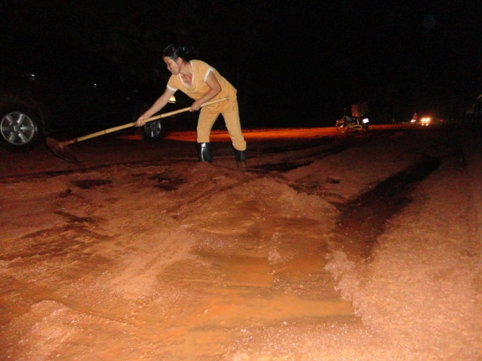 Người dân tự nguyện ra gạt bùn cho xe đi DSC00525