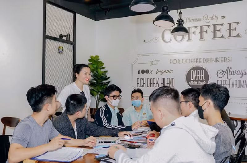 PGS.TS Võ Thị Ngọc Thúy cùng sinh viên HSU.