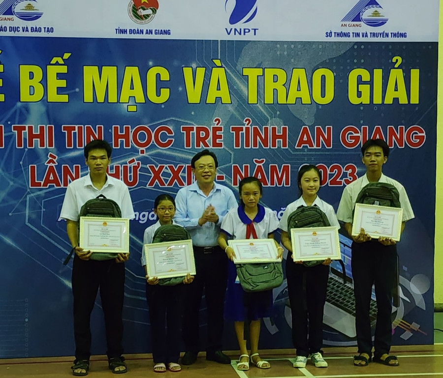 Ông Trần Tuấn Khanh - Phó GĐ Sở GD&ĐT An Giang trao chứng nhận cho các tác giả, nhóm tác giả đoạt giải. Ông Trần Tuấn Khanh - Phó GĐ Sở GD&ĐT An Giang trao chứng nhận cho các tác giả, nhóm tác giả đoạt giải.