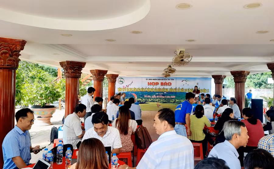 Quang cảnh buổi họp báo.