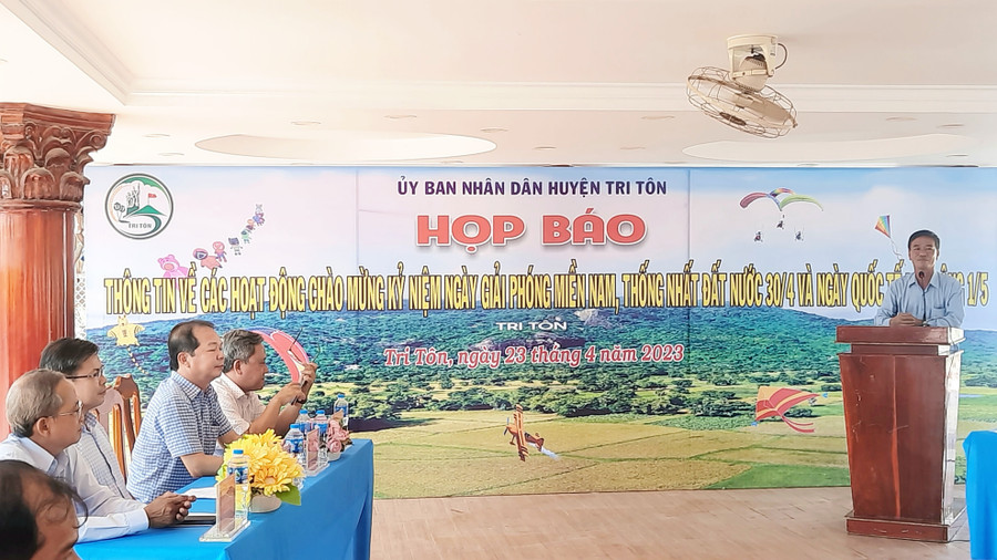 Ông Trần Minh Giang - Phó Chủ tịch UBND huyện Tri Tôn (An Giang) phát biểu chia sẻ các hoạt động dịp Lễ 30/4 và 1/5. Ông Trần Minh Giang - Phó Chủ tịch UBND huyện Tri Tôn (An Giang) phát biểu chia sẻ các hoạt động dịp Lễ 30/4 và 1/5.