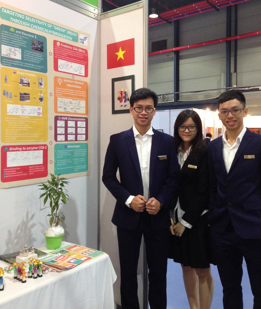 Diệu Linh và các bạn trong cuộc thi tại Hàn Quốc năm 2015