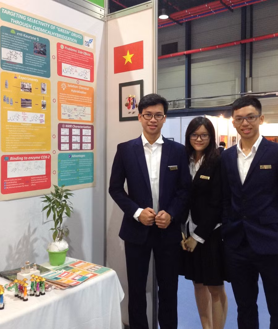 Diệu Linh và các bạn trong cuộc thi tại Hàn Quốc năm 2015