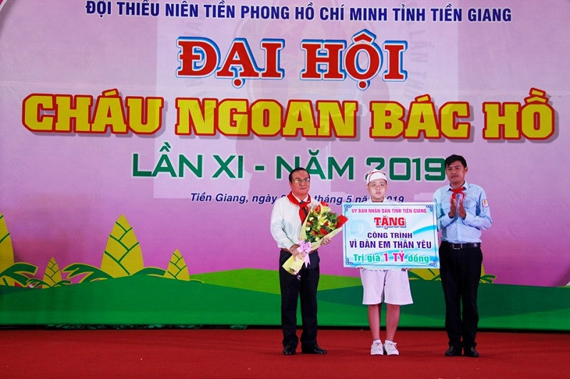 Tặng 1 tỉ đồng cho công trình Vì đàn em thân yêu Tặng 1 tỉ đồng cho công trình Vì đàn em thân yêu