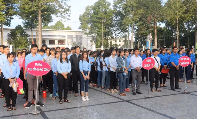 Đông đảo cán bộ, chiến sĩ, đoàn viên thanh niên tham gia diễu hành.